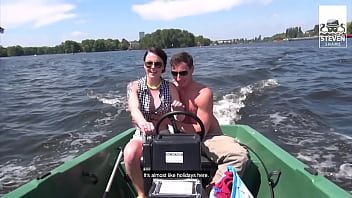 play Faire la fête sur un bateau avec des femmes magnifiques qui aiment les pénis et le sperme dans la gorge