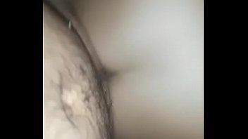 Jouer Des femmes tourmentées par des chattes sont agressées sexuellement pour leur donner des chattes