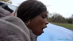 Jouer La regina d'ebano britannica Kiki Minaj in un incontro interrazziale POV sporco all'aperto