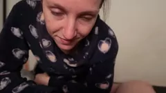 Odtwórz Brunetka Alicia Robertz ssie ogromnego kutasa i otrzymuje spermę