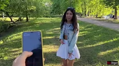 Jouer Una carina diciottenne sperimenta orgasmi pubblici con il controllo dei giocattoli nel parco