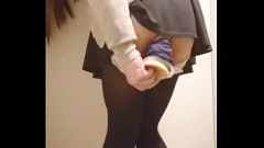 play De openbare dildo masturbatie van Aziatische babe Janelee95 in kousen en hoge haken
