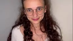 Abspielen Brünetter Stunner saugte in der Öffentlichkeit ab und fickt hart zu Hause